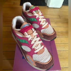 Saucony Grid Shadow 2
Jae Tips What's the Occasion? Wear To The Party (Brown)
